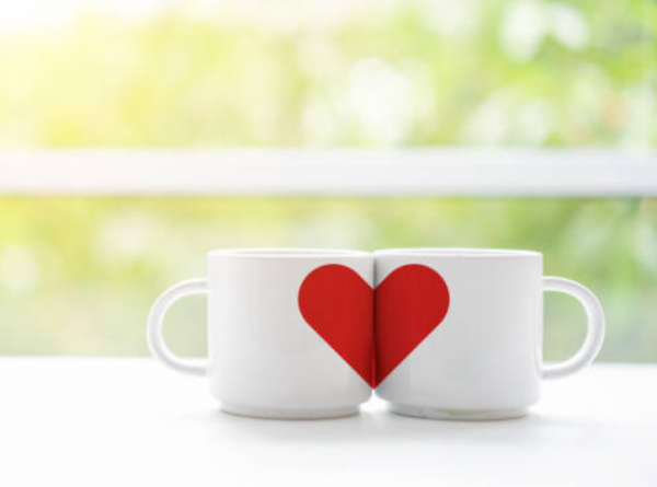 Mug dengan gambar hati yang saling bersambung